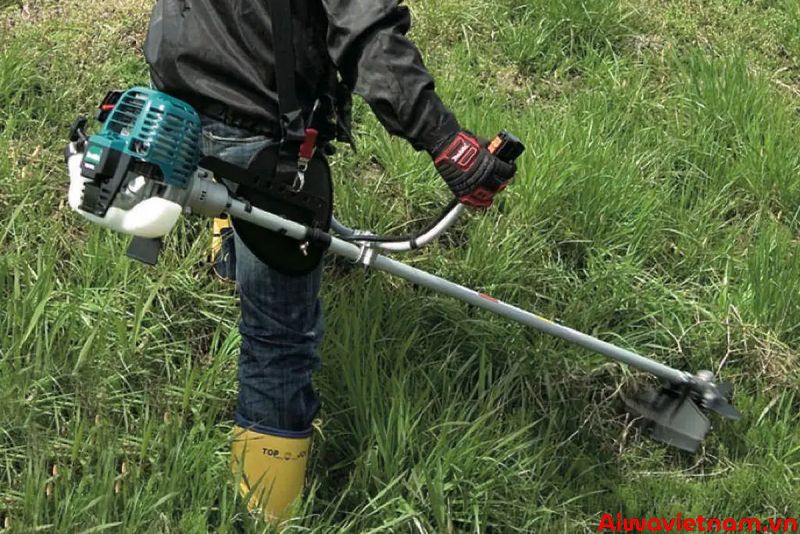 Máy cắt cỏ cầm tay Makita EBH340U giúp việc cắt cỏ của bạn trở nên dễ dàng