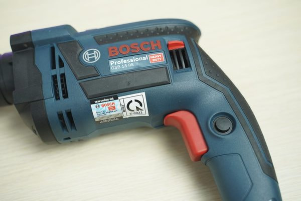 Máy khoan động lực Bosch GSB 13RE (Vali 100 món)